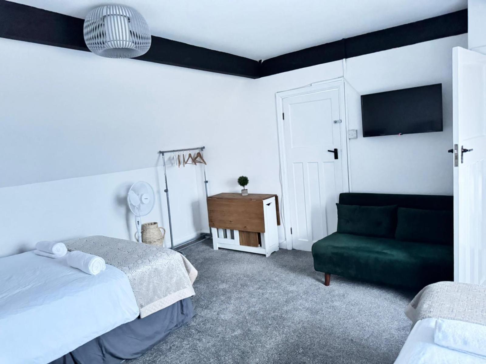 Shm Stays Solihull Hs2 Nec Airport Nr M6 M40 M42 Great For Long & Short Stays 15 Min Walk To Train Station 5 Min Drive To Town Centre Outside Bus Stops & Supermarket Free Parking エクステリア 写真